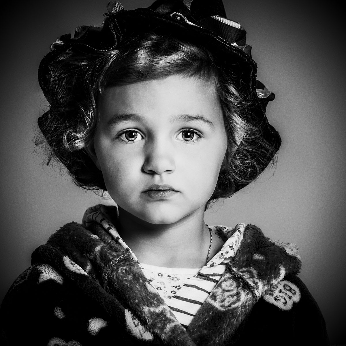 photo studio portrait enfant original noir et blanc