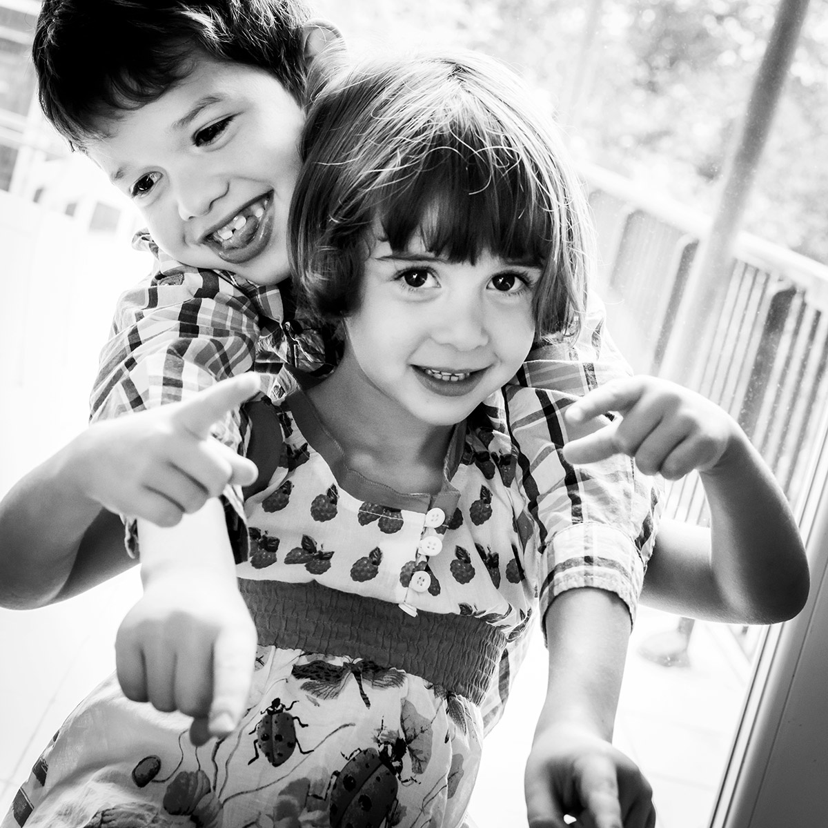 photo domicile portrait famille enfants noir et blanc