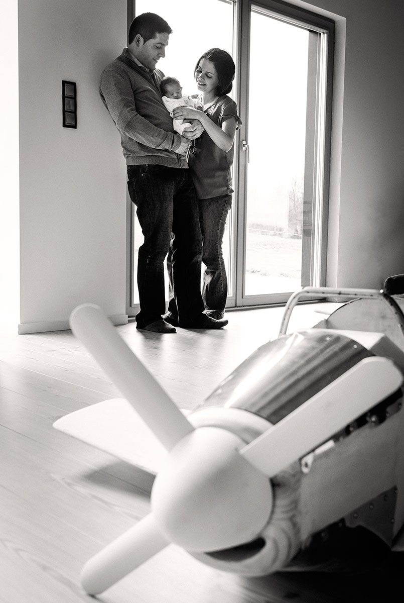 photo domicile portrait famille parents et enfants noir et blanc