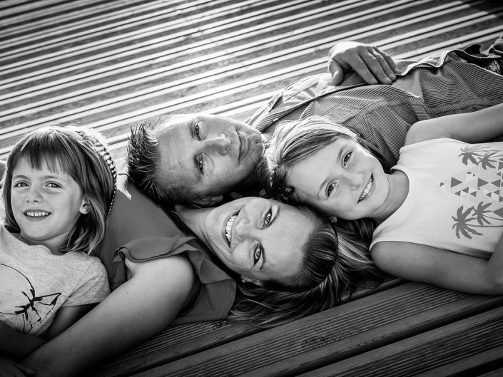 portrait lifestyle exterieur contre jour papa maman et filles famille lorraine