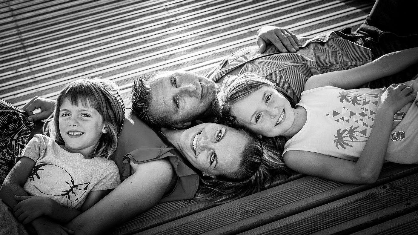 portrait lifestyle exterieur contre jour papa maman et filles famille lorraine