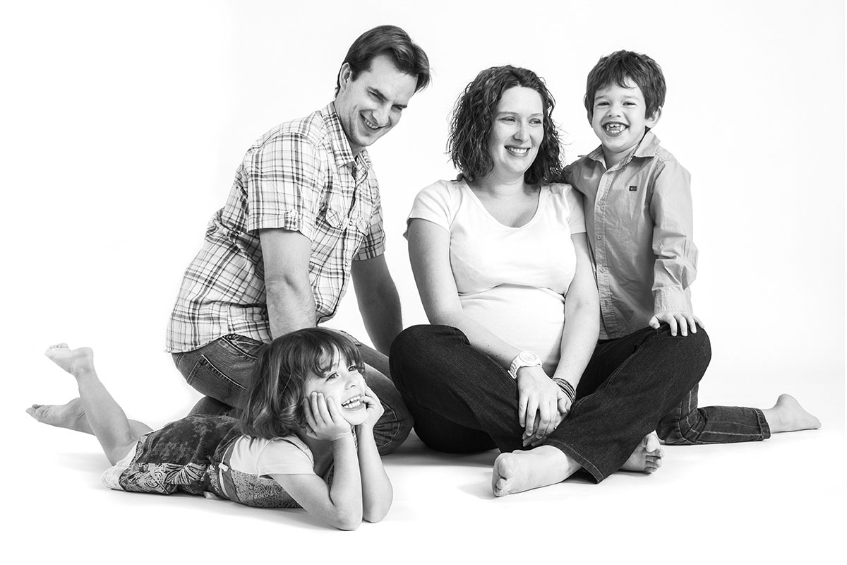 photo studio portrait famille parents et enfants noir et blanc