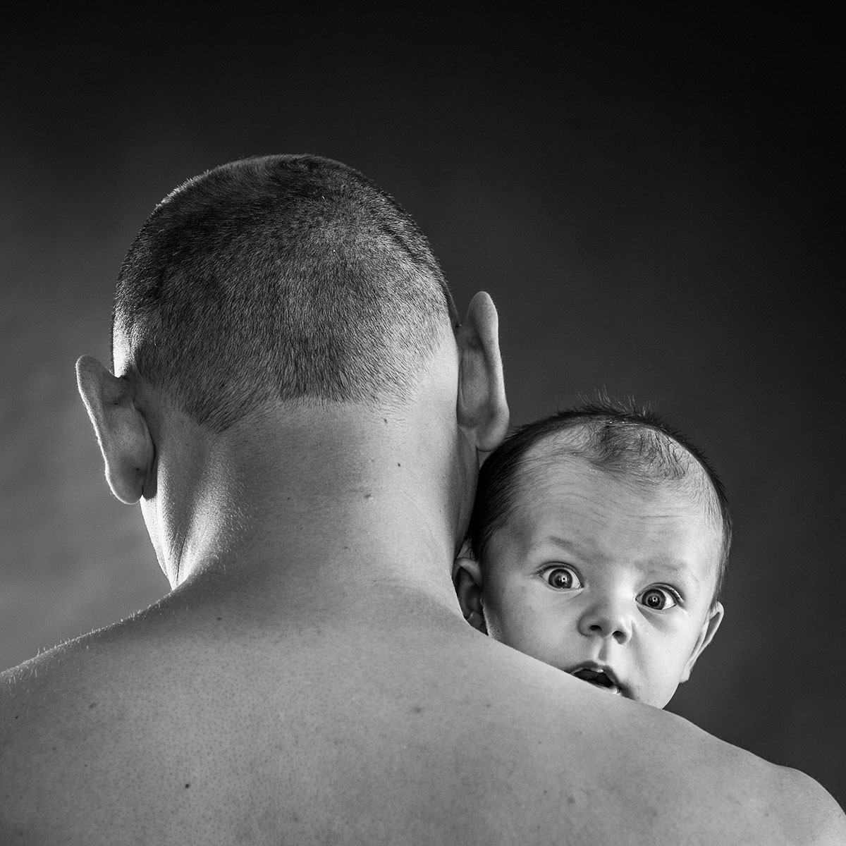 photo studio portrait bébé enfant noir et blanc père et fils