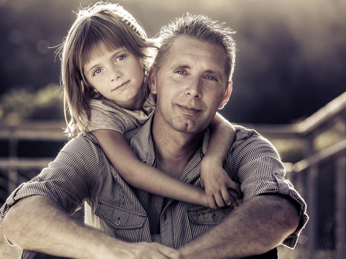 portrait lifestyle exterieur contre jour père et fille famille lorraine