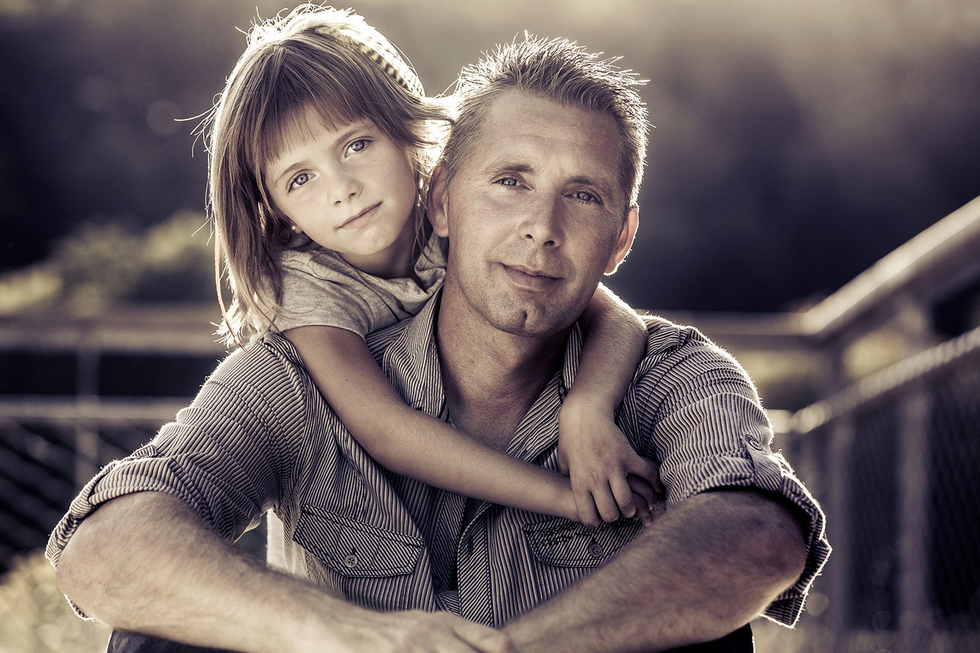 portrait lifestyle exterieur contre jour père et fille famille lorraine