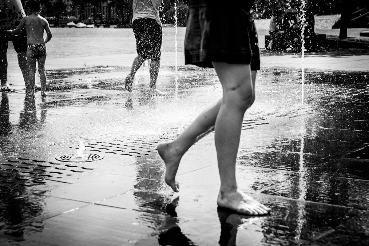 street photography photo de rue noir et blanc metz été jet d'eau