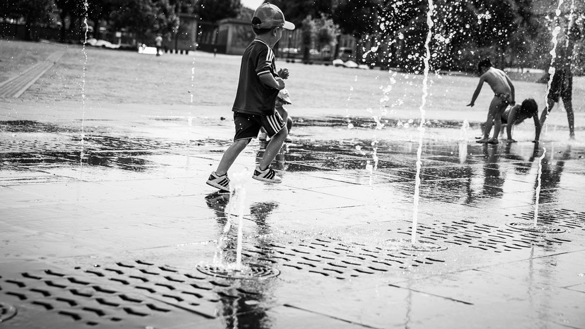 street photography photo de rue noir et blanc metz été jet d'eau