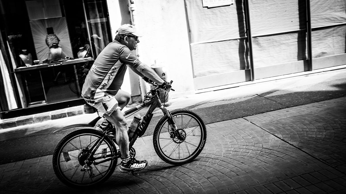 street photography photo de rue noir et blanc metz vélo cycliste