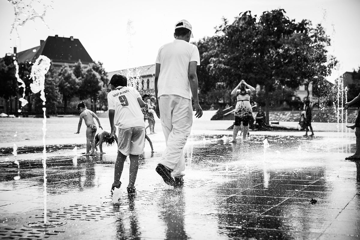 street photography photo de rue noir et blanc metz été jet d'eau