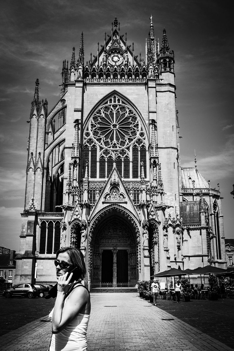 street photography photo de rue noir et blanc metz cathedrale